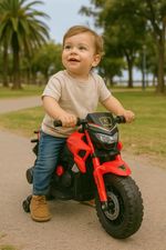 Nino en moto juguete en el parque.jpg