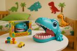 Habitacion infantil con dinosaurios y juguetes.jpg