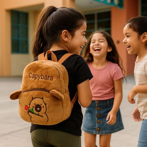 Mochila De Capibara Con Una Rosa